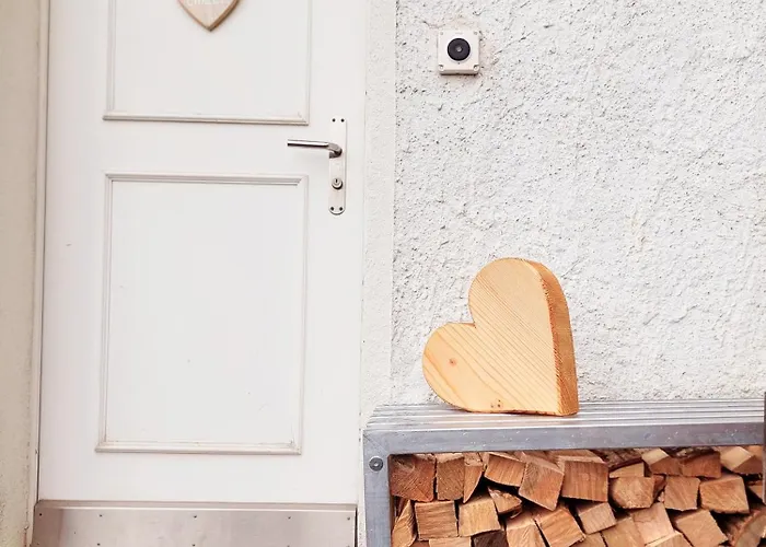 Herzli-chalet Ueber Dem Rheintal Mit Schlossblick Werdenberg